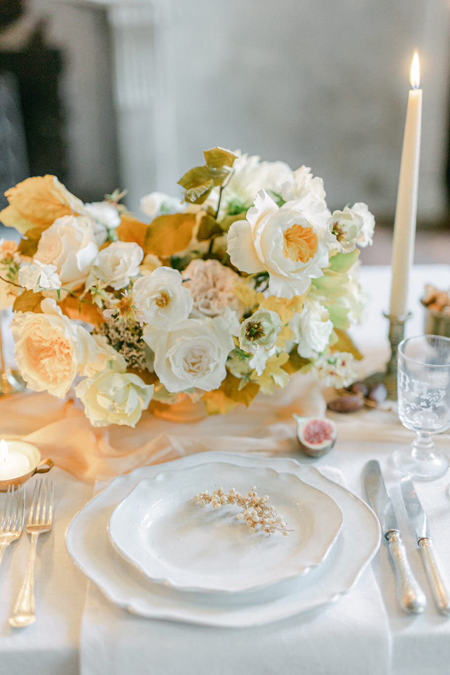 Composition-florale-table-mariage-haut-de-gamme