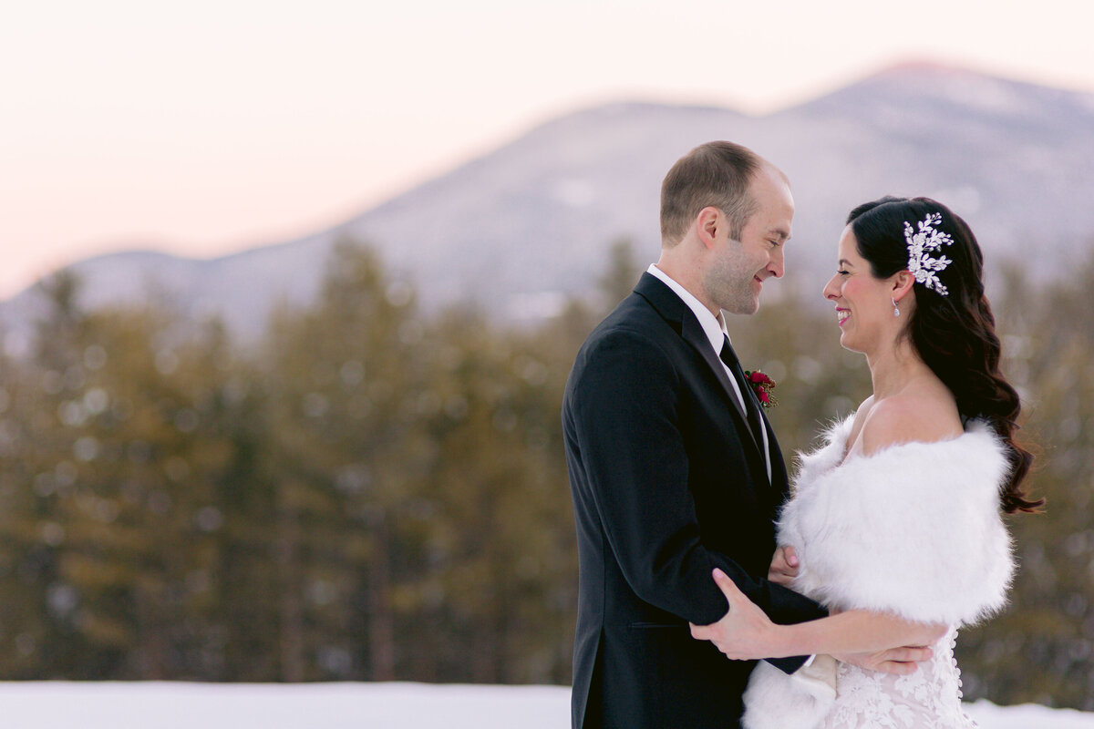 white-mountain-hotel-resort-golden-hour-couple-kissing-6143