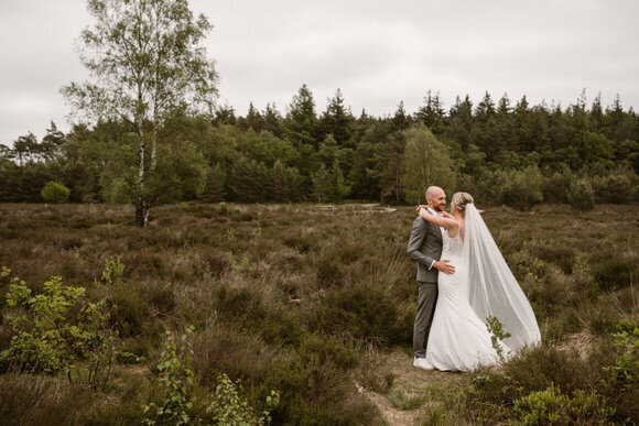 Foto van het bruidspaar in de omgeving die zij hebben gekozen voor hun foto's