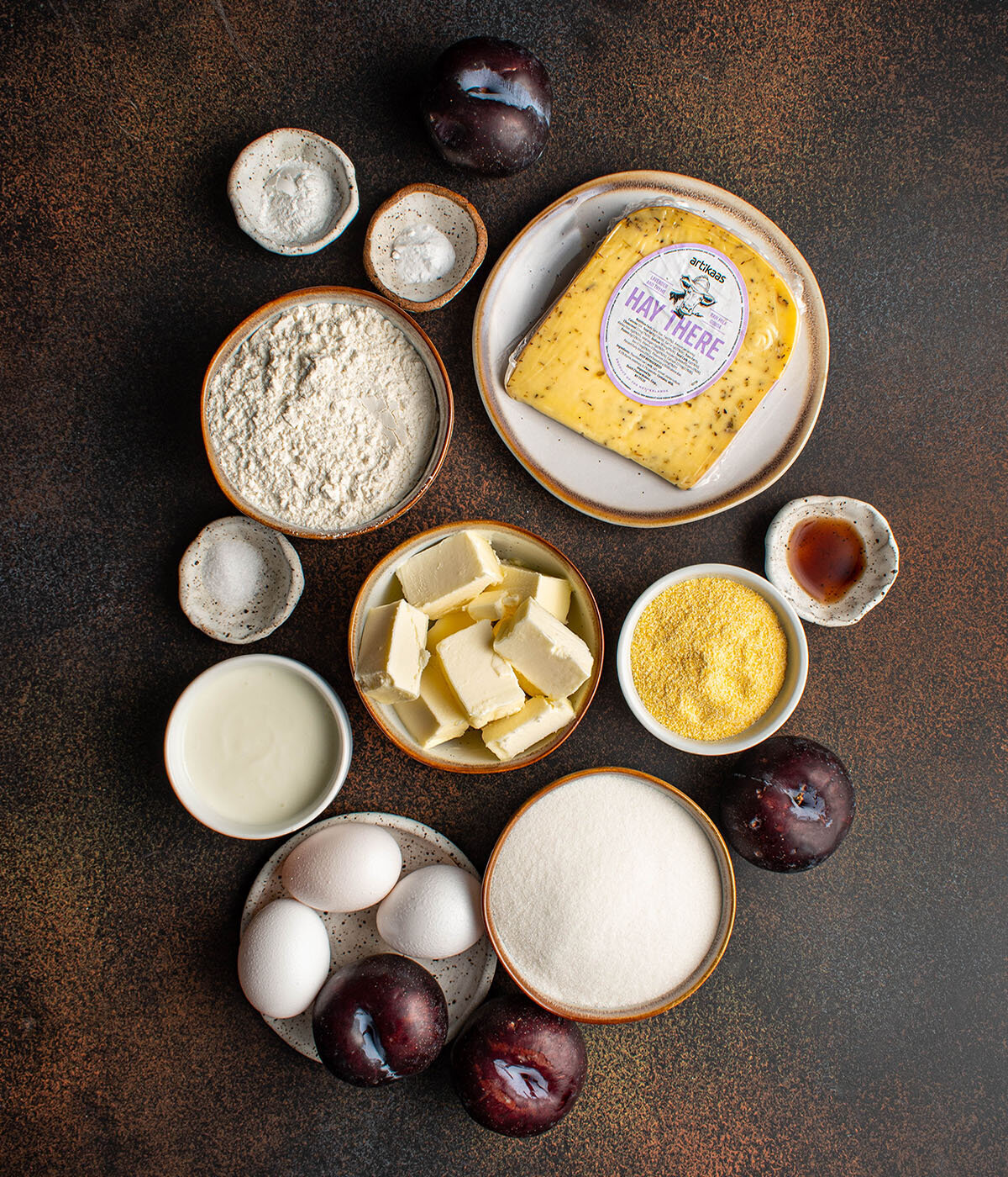 upside down plum cake with Artikaas gouda ingredient shot