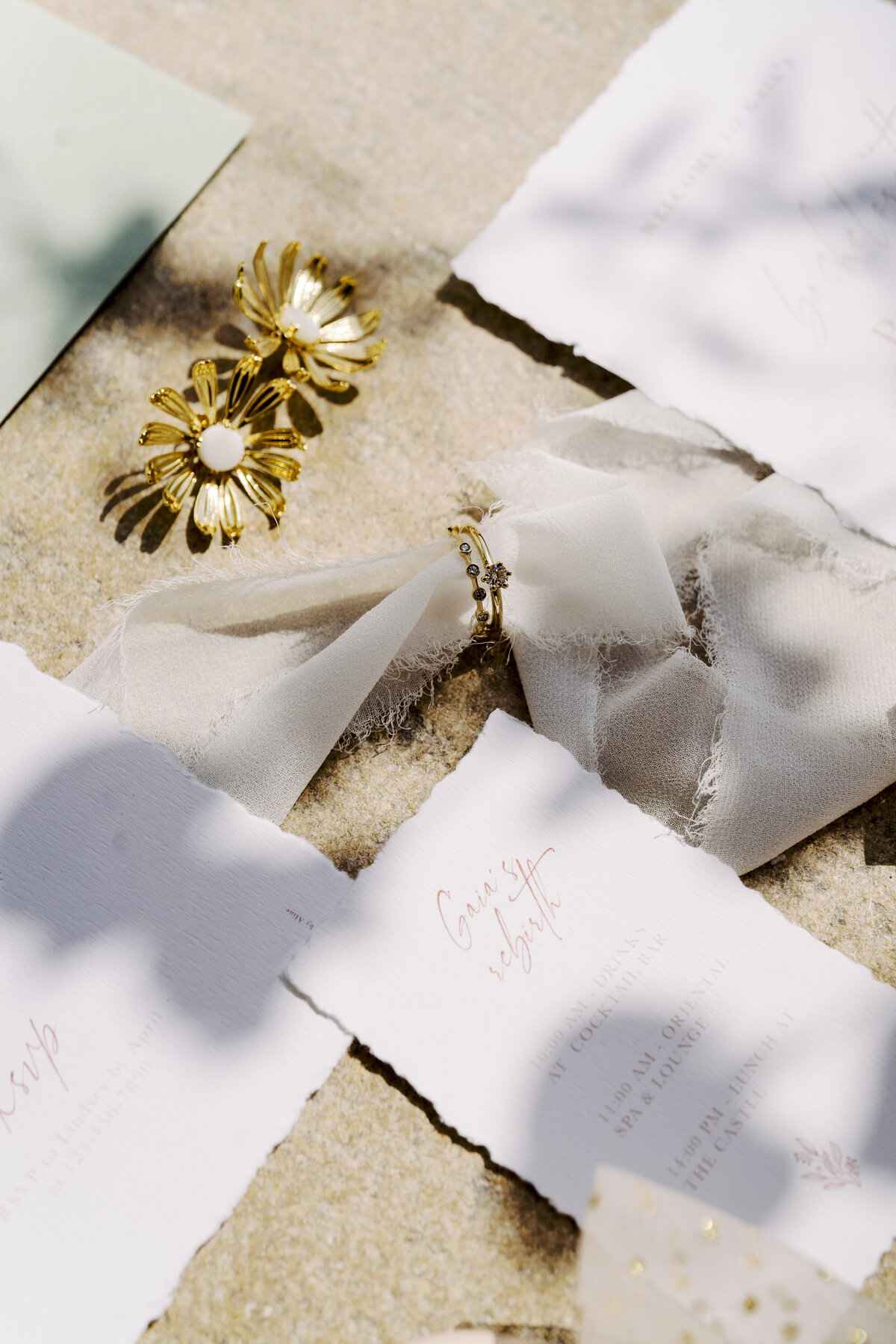 flatlays-accessoires-floraux-boucles-d-oreilles-fleurs