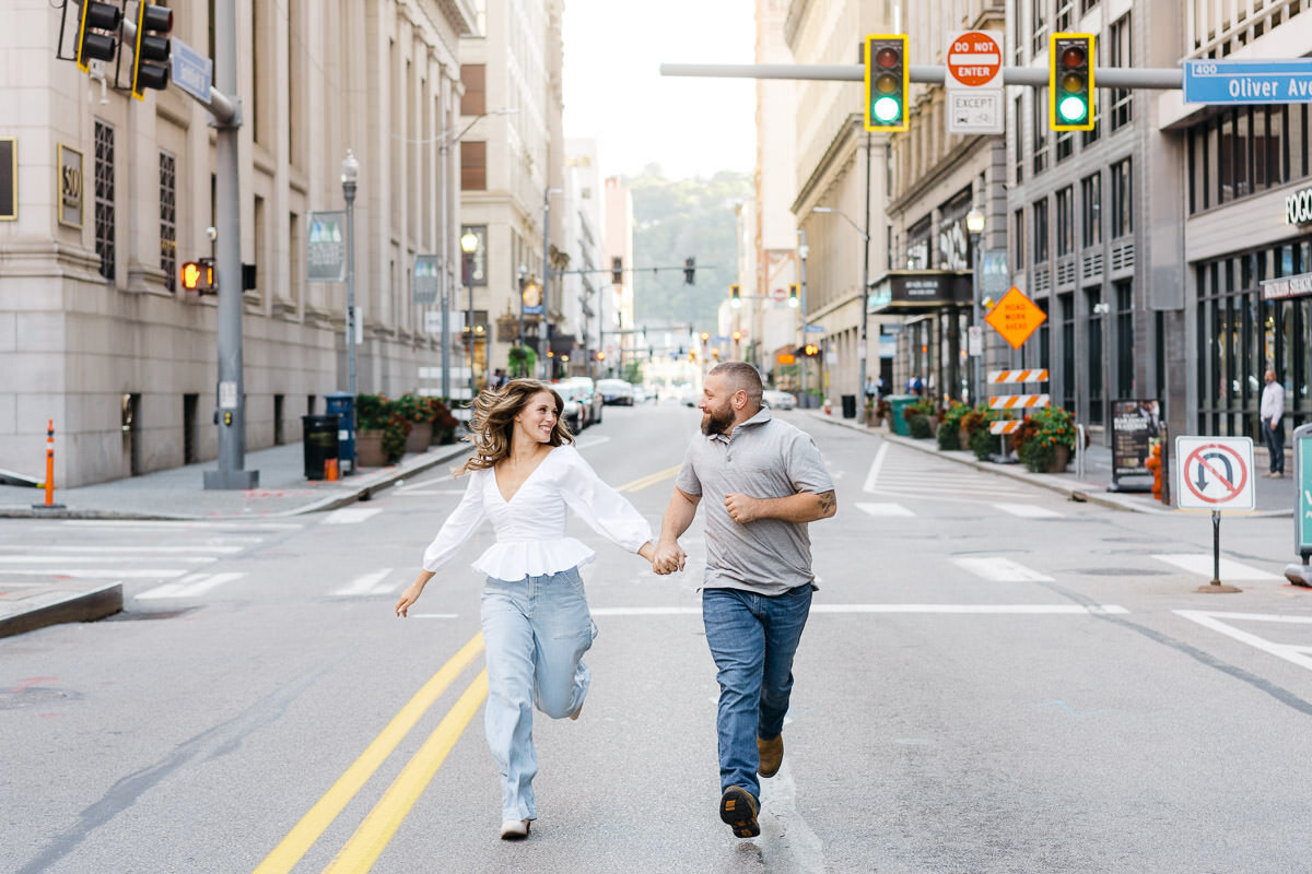 couple-running-in-the-city