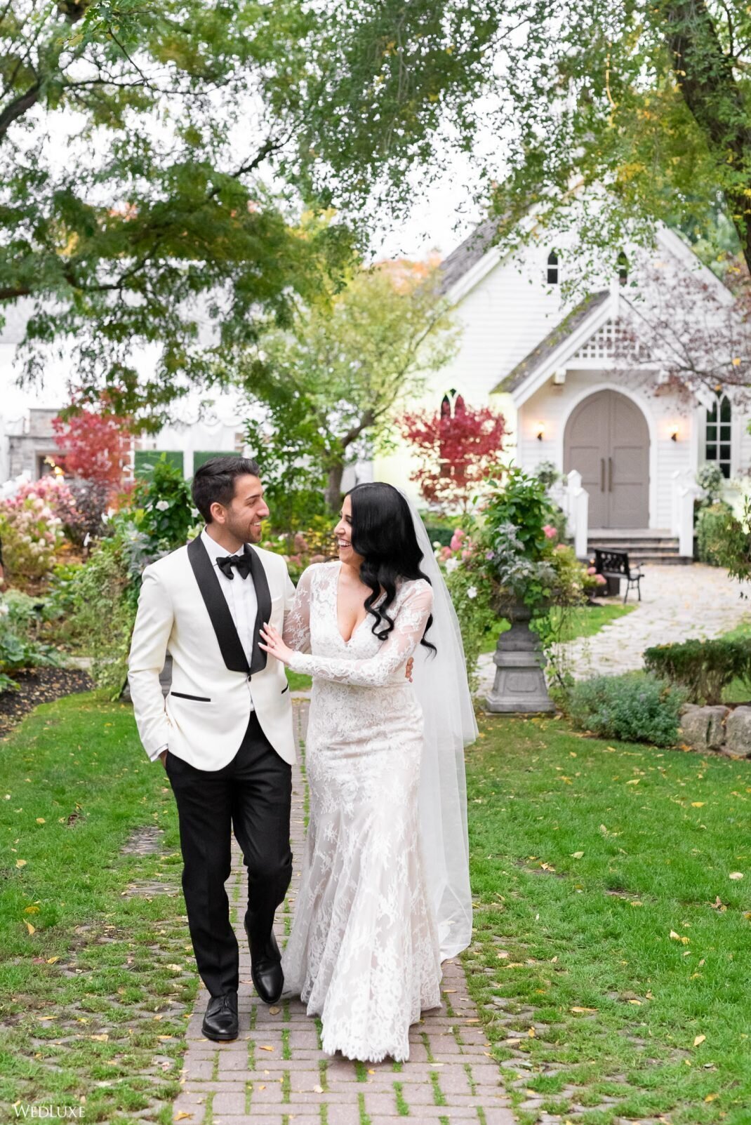 blackandwhite-modern-minimal-microwedding-DoctorsHouse-Toronto-52-535x801@2x
