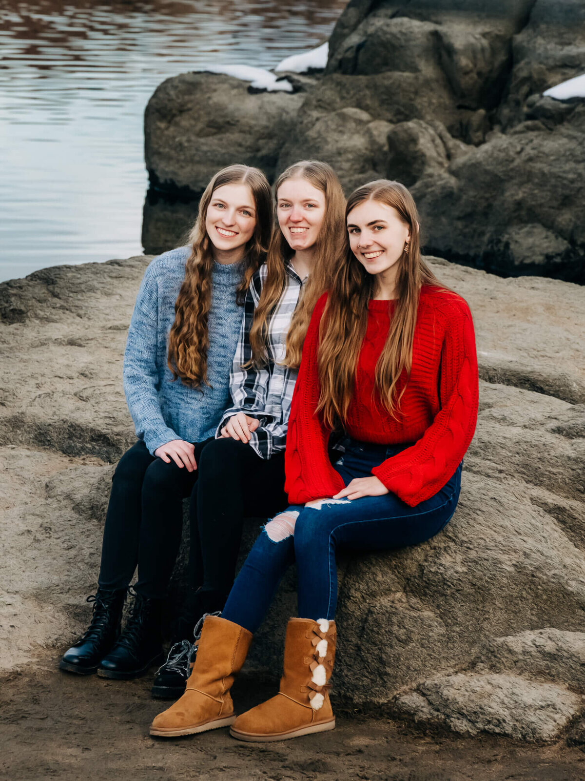 Sisters pose together in Prescott family photos