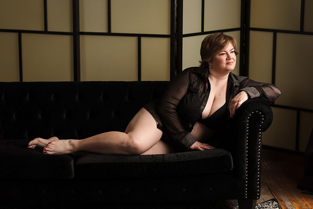 KC Boudoir Photographer - Curvy woman boudoir photos - Emily Steele Studios15