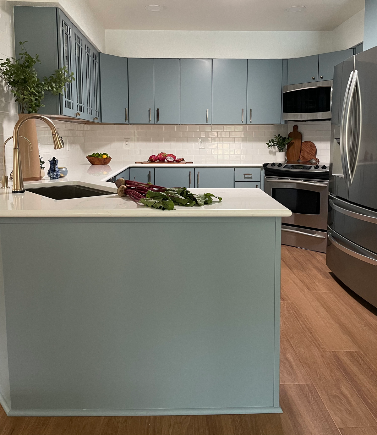 dusti j design blue and white kitchen