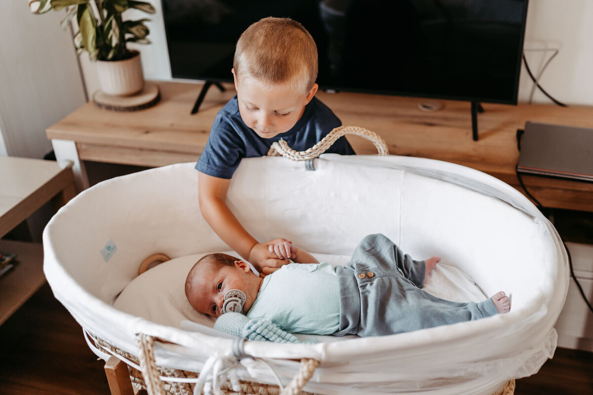 Lifestyle-newborn-foceni-doma_rodinna-fotografka-Praha-vychod_Karolina-Ticha-107