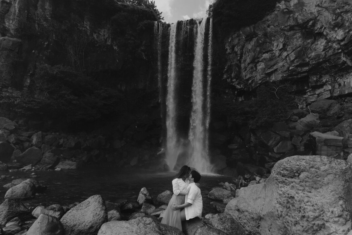 the couple's  kiss in jeongbang waterfall in jeju island