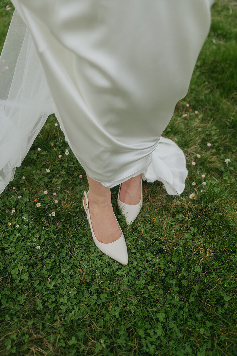 wedding-details-bride-with-shoes-laurianevega