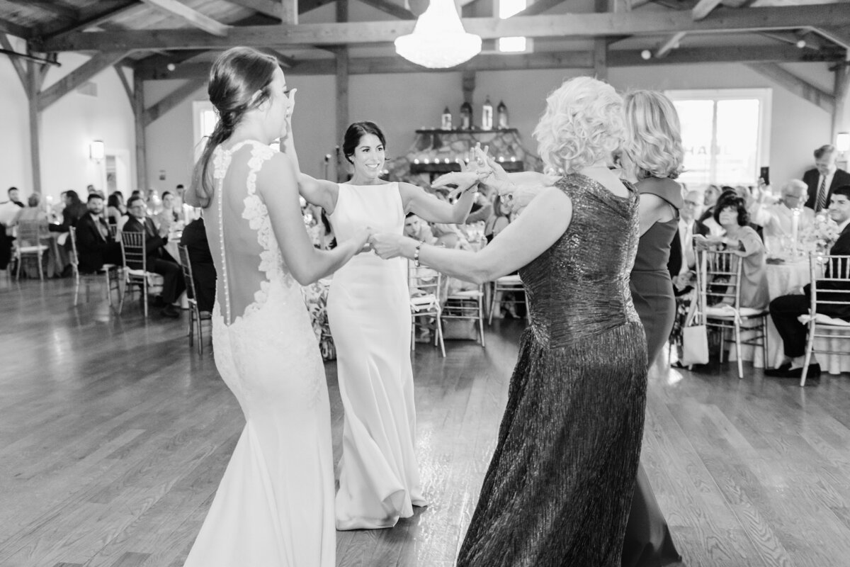Ashley&Katie-WillowCreekWinery-EmilyWrenPhotography-112