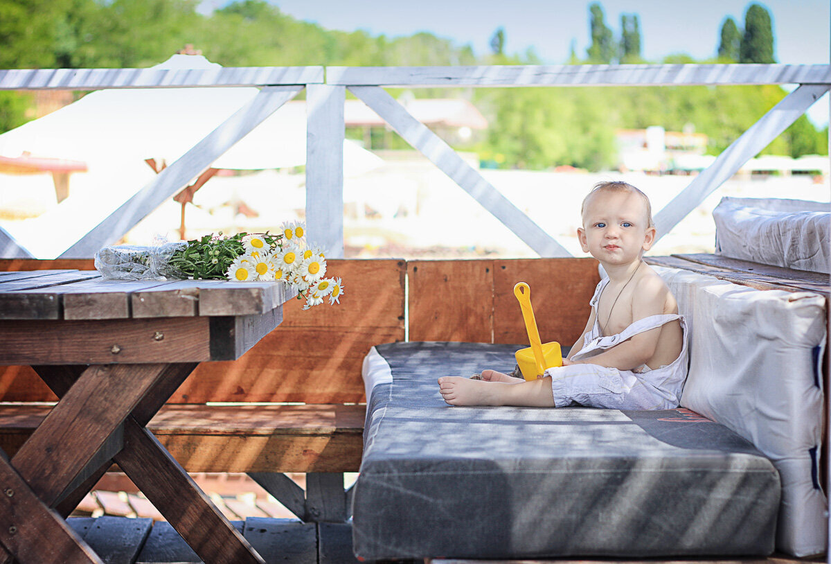 Summer photo session_Boy on the benc with flowers