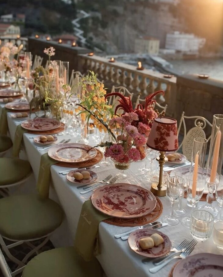 Sunset tablescape with terracotta-toned florals and sculptural plates, evening reception inspiration for Airlie Gardens