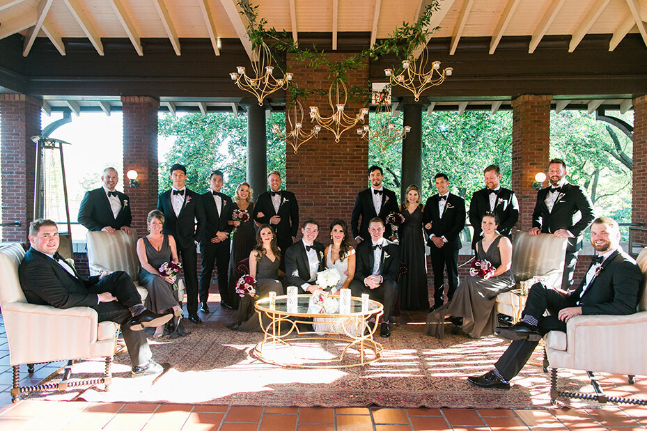 A large wedding party portrait at the Cafe Brauer loggia