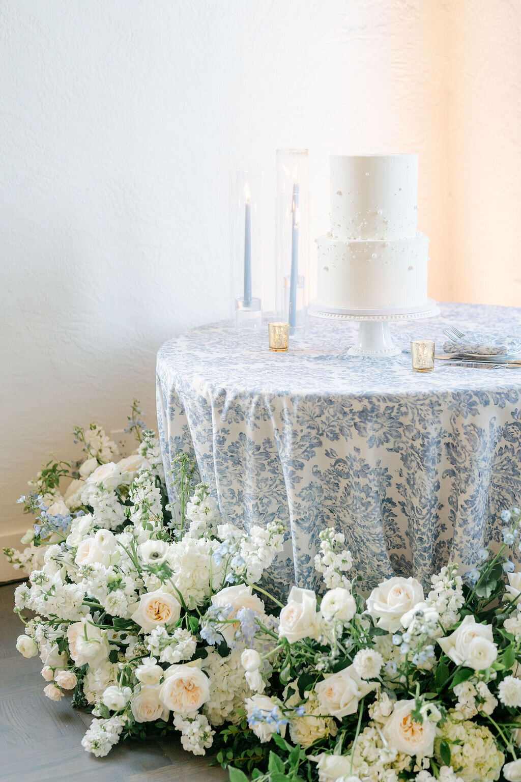 cake table, pearls, cake, wedding cake, cake flowers 