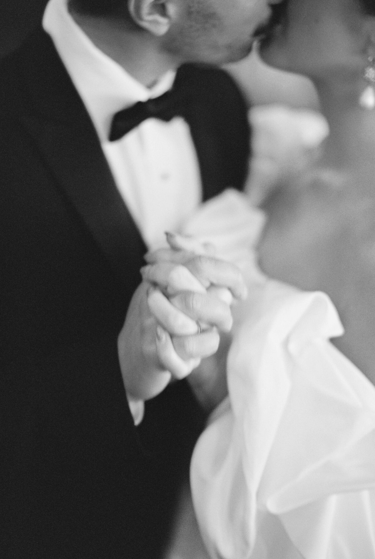 Indiana_Michigan_Wedding Planner_Idaville_Sioux Monti_Barn_Editorial_Outdoor Wedding_Bridal Fashion_Kiss_B&W