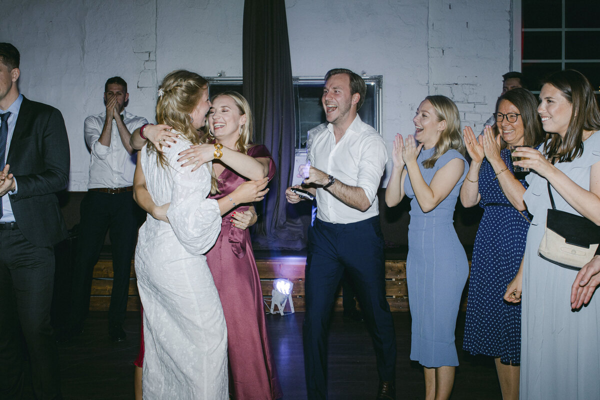 Bröllopspar hälsas välkomna till festen på Schenströmska