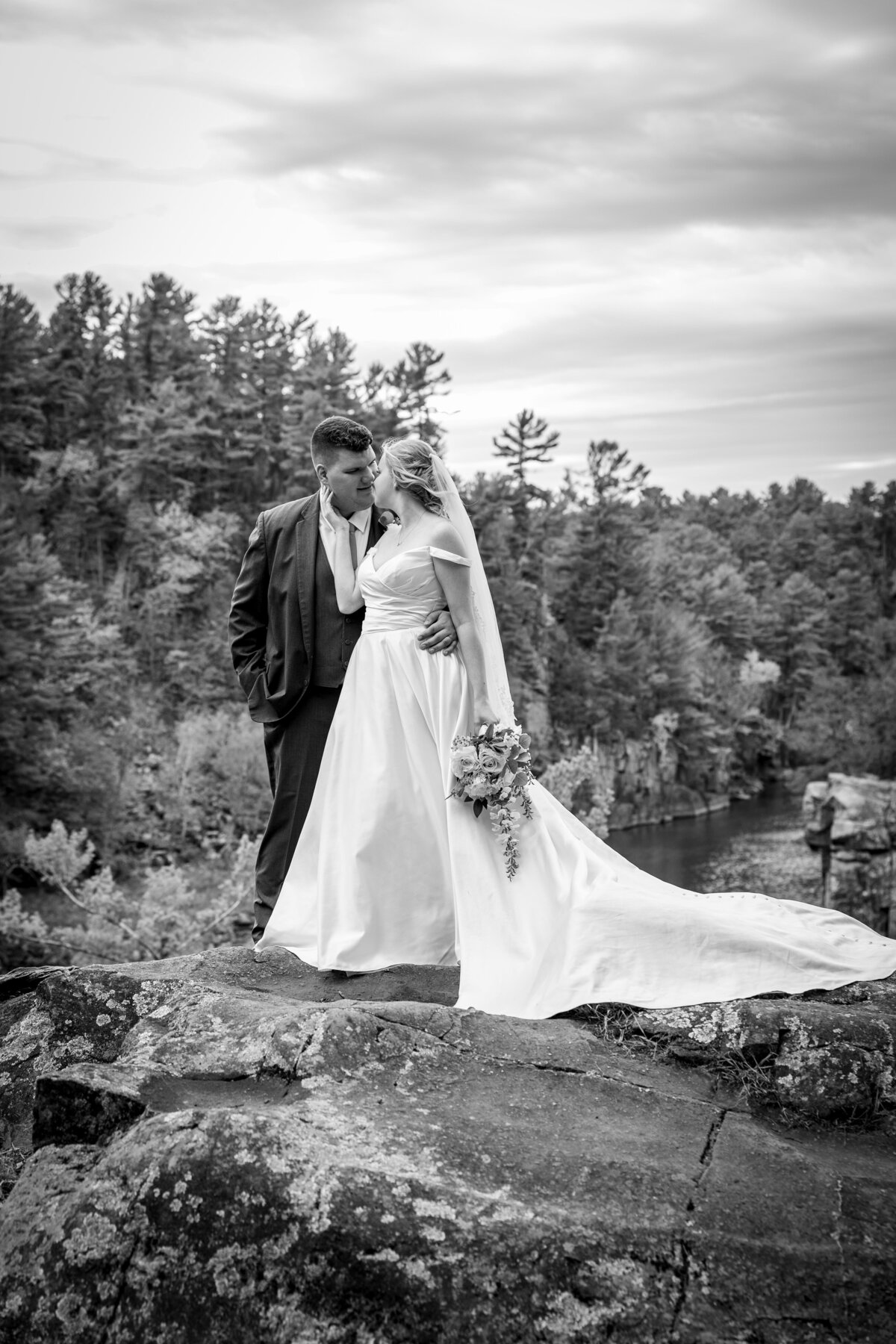 29-RaeganLiam-Wedding-Photographer-St-Cloud-Brainerd-MN-MindiJenningsPhotography