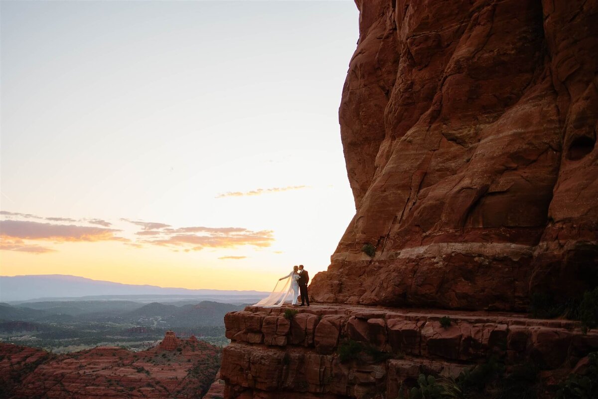 tinted-events-design-and-planning-sedona-wedding-portrait-sunset-2-photography-memories-by-lindsay-destination-wedding-planning