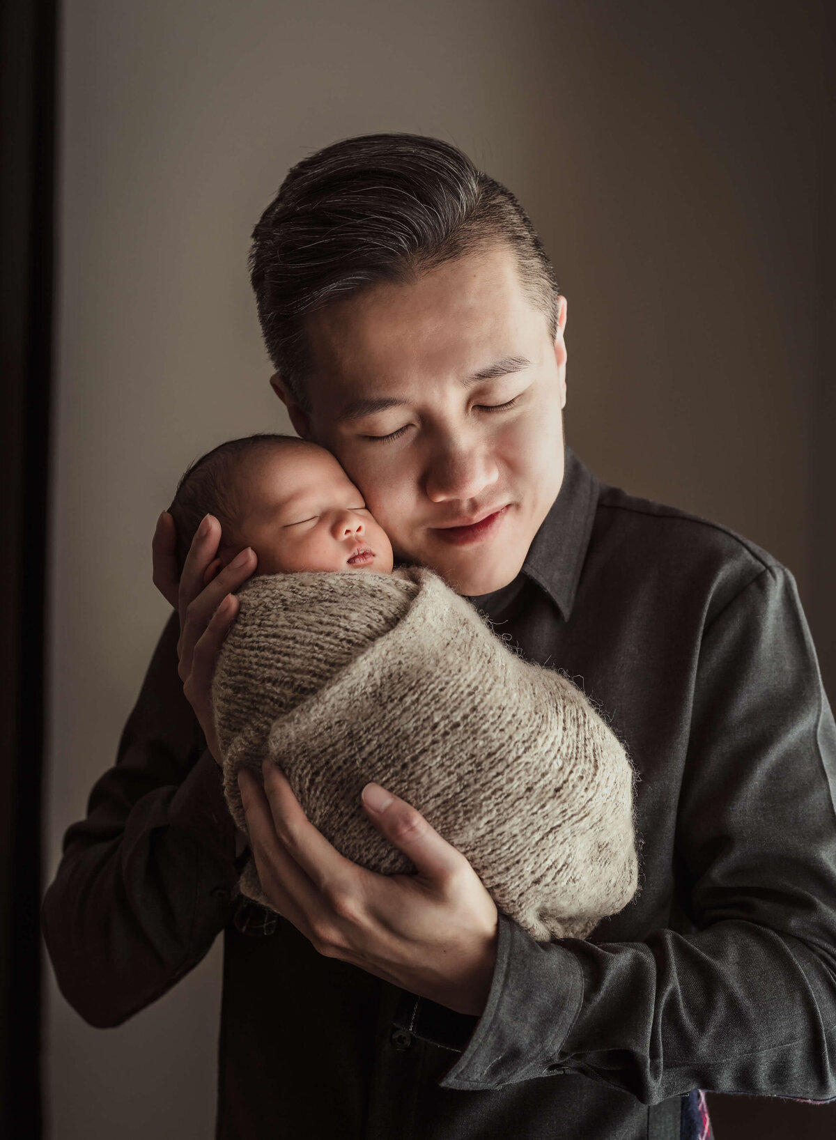 dad-and-newborn-in-home-session