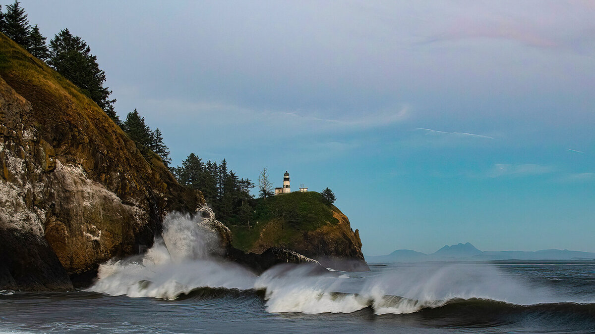 sea-waves-lighthouse