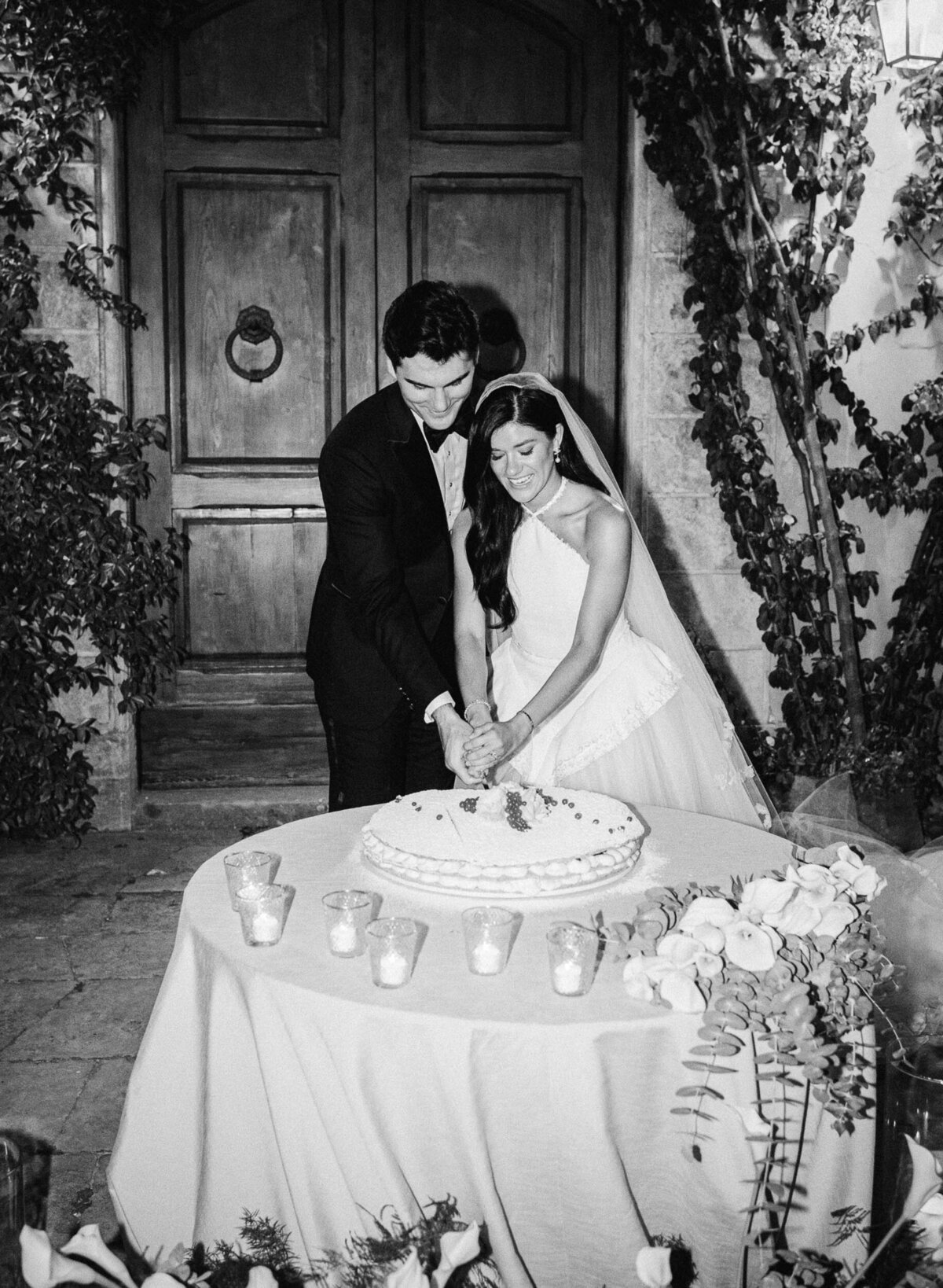 50-Tuscany-wedding-Villa-di-Ulignano-cake-Alexandra-Vonk-photography