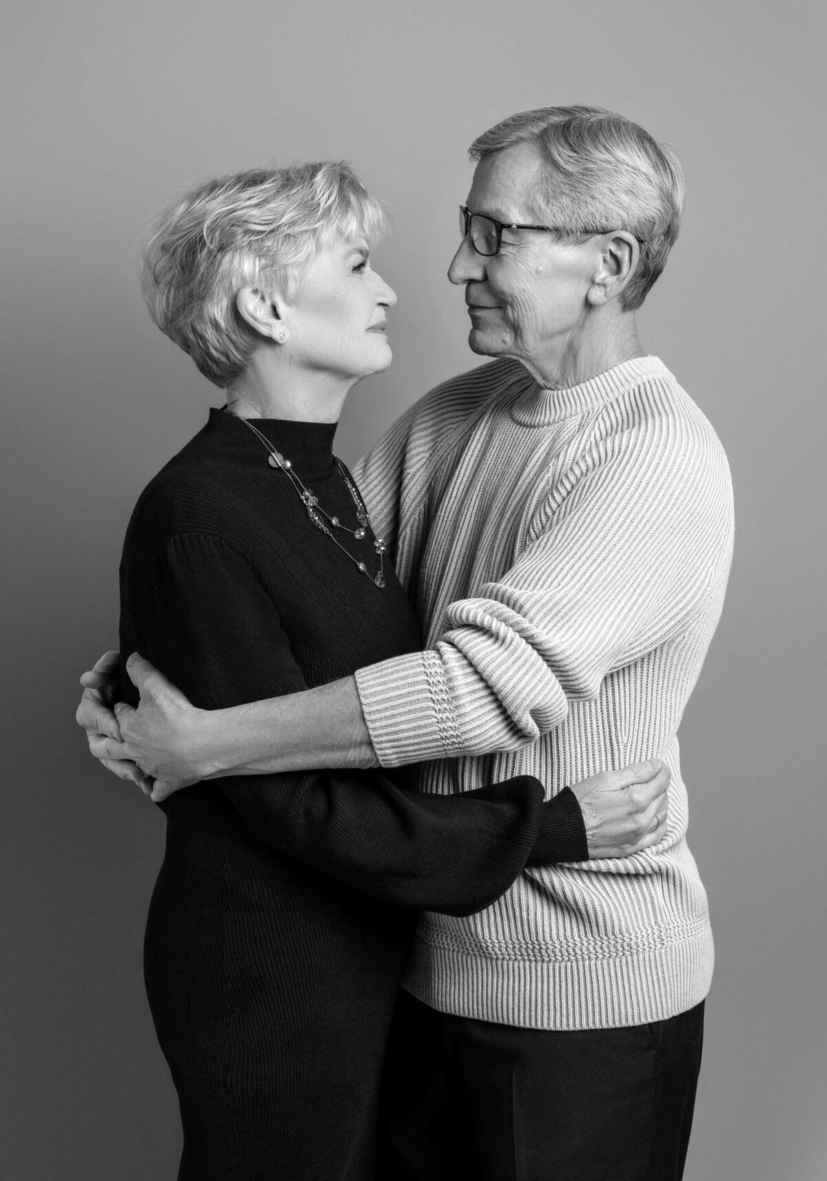Candid couple moment in black and white.