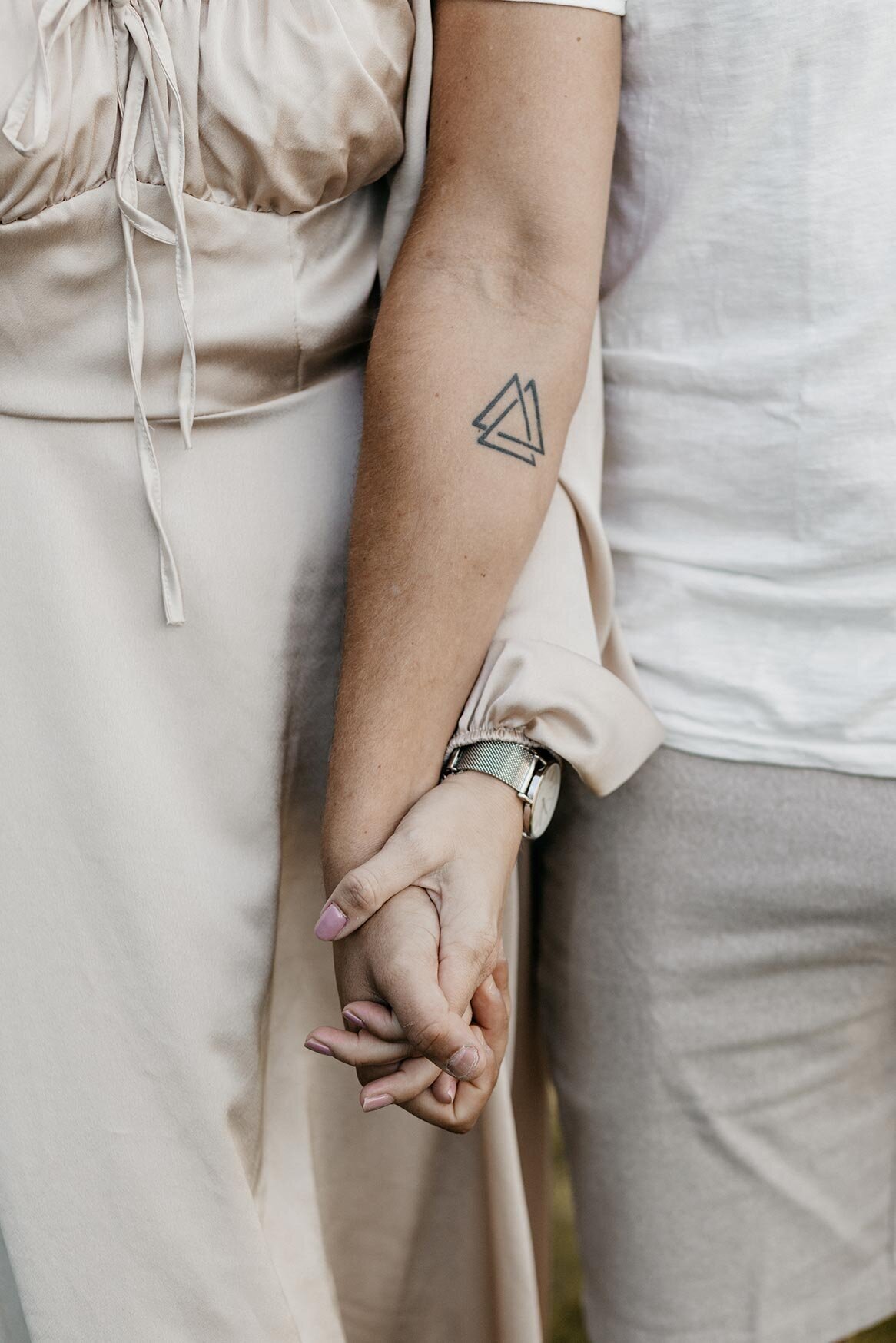 Een romantische wandeling tijdens een loveshoot in Friesland