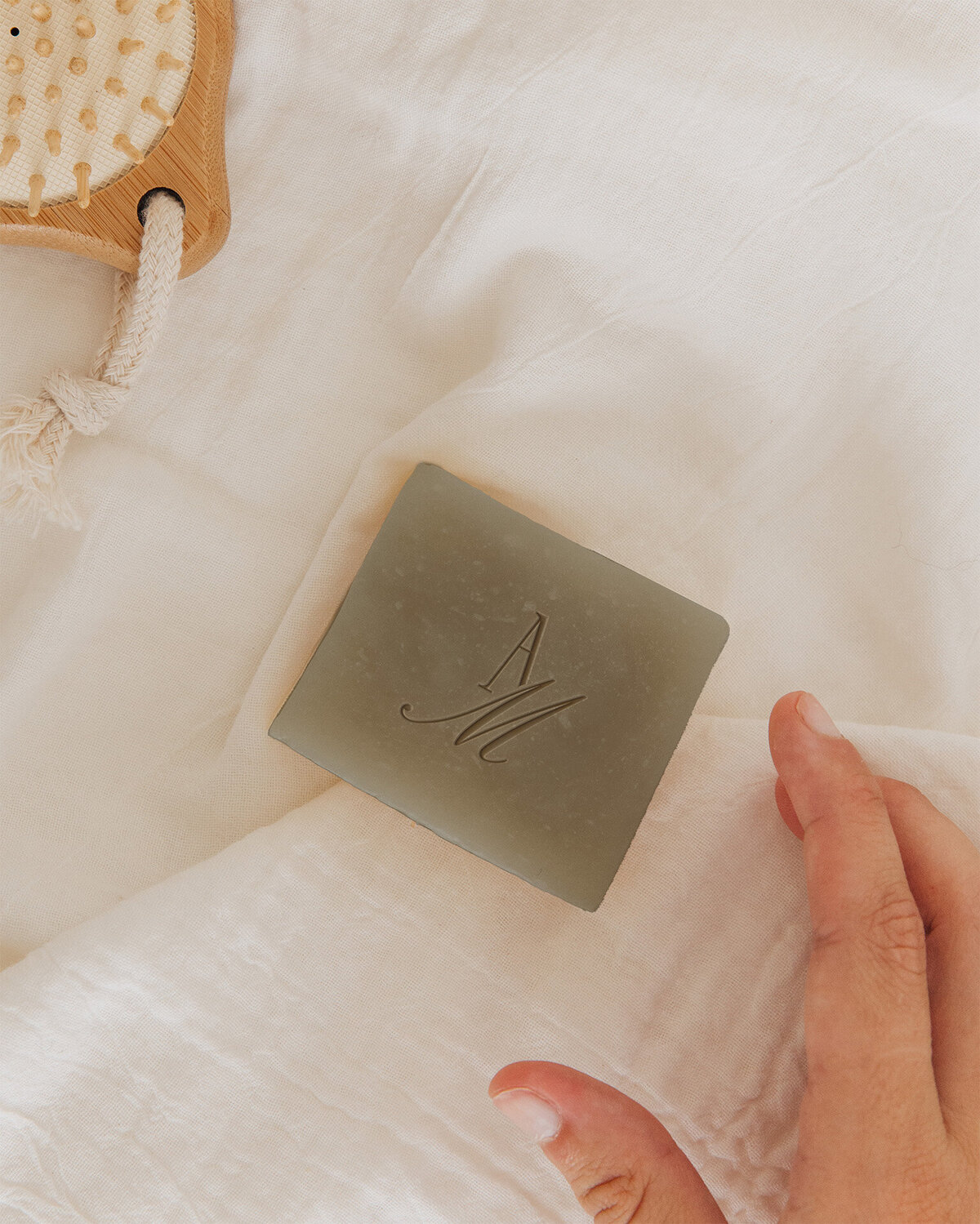 Minimalistisch Atelier Mae logo gegraveerd in zeep – branding detail