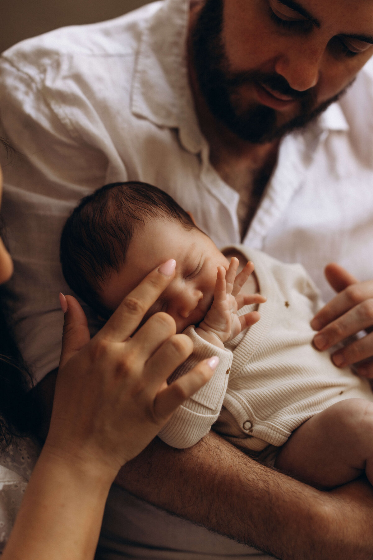 intimate-newborn-details-natural-light-family-session-sunshine-coast