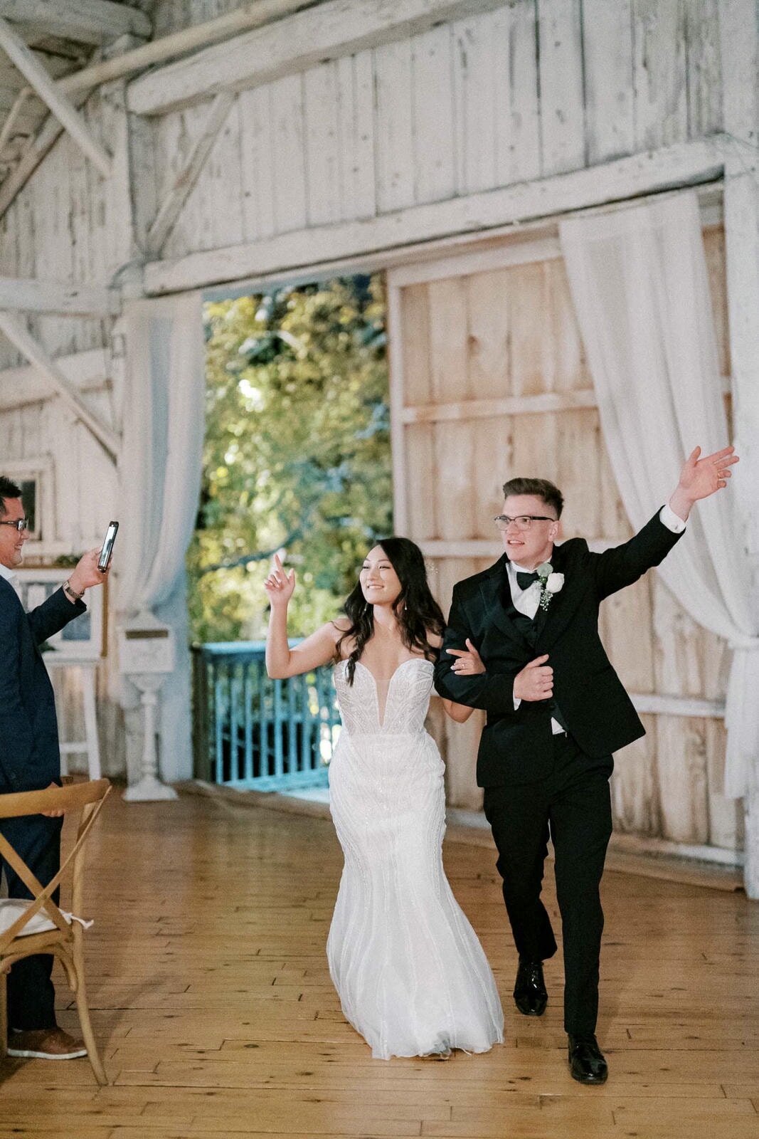 W11-Wedding-Photos-Caledon-Valley-Estate-Eleanor-and-Michael-2024-11-02-2500px-1200