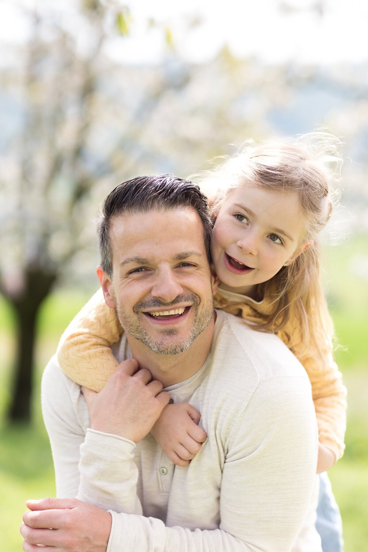 Familienshooting-Familienfotos-Aargau-Zuerich-Frühling-Fricktal-Kirschblüte-33