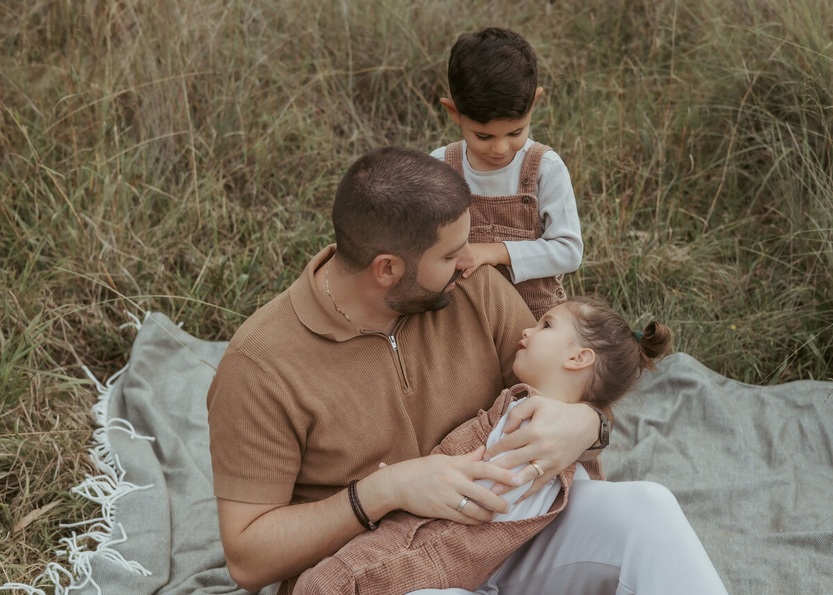 Sydney-Family-photography-Grassy-field-emotive-storytelling-04