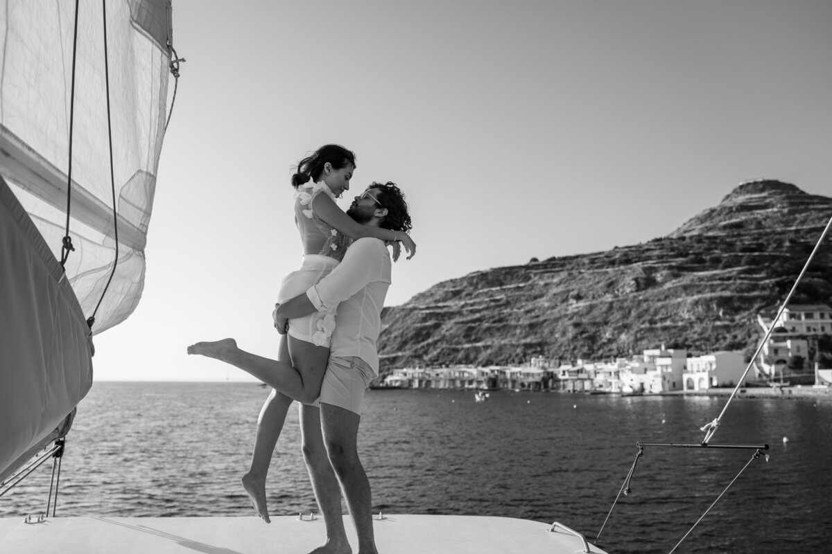 bride-groom-milos-eleopment-boat-portraits-7