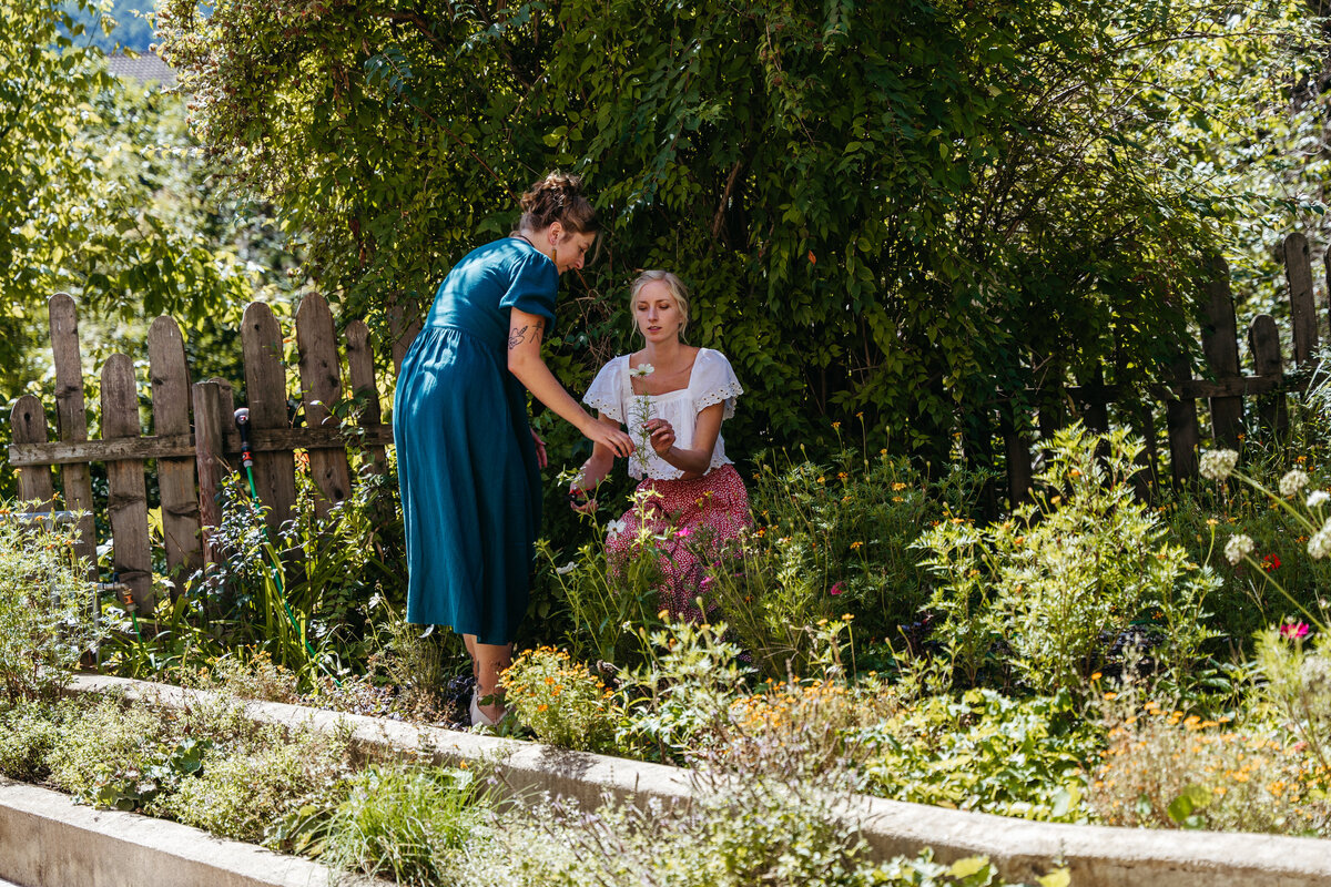 bride picking bouquet in La Vimea garden