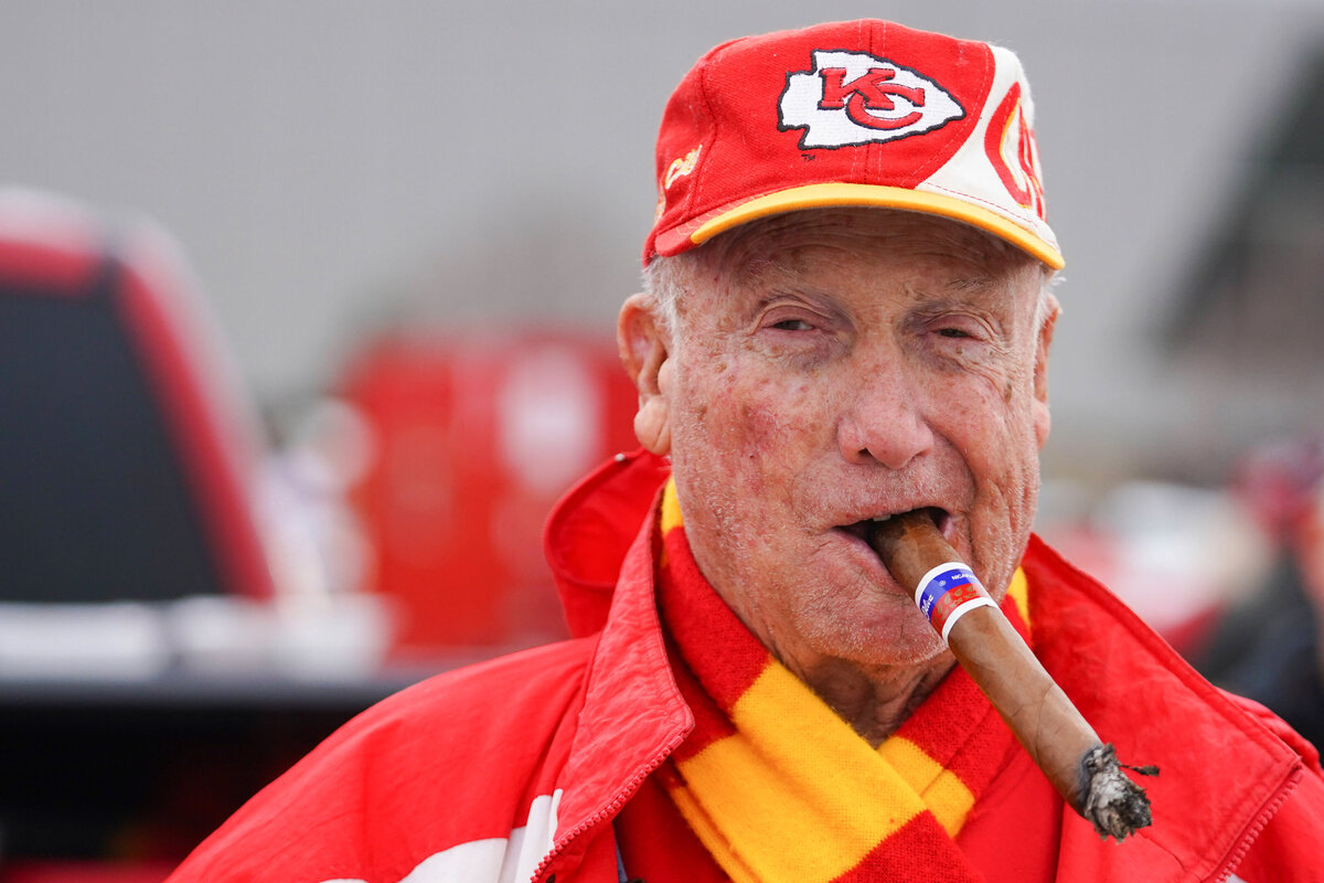 kansas-city-sports-photography-chiefs-0005-fan-with-cigar-and-red-hat