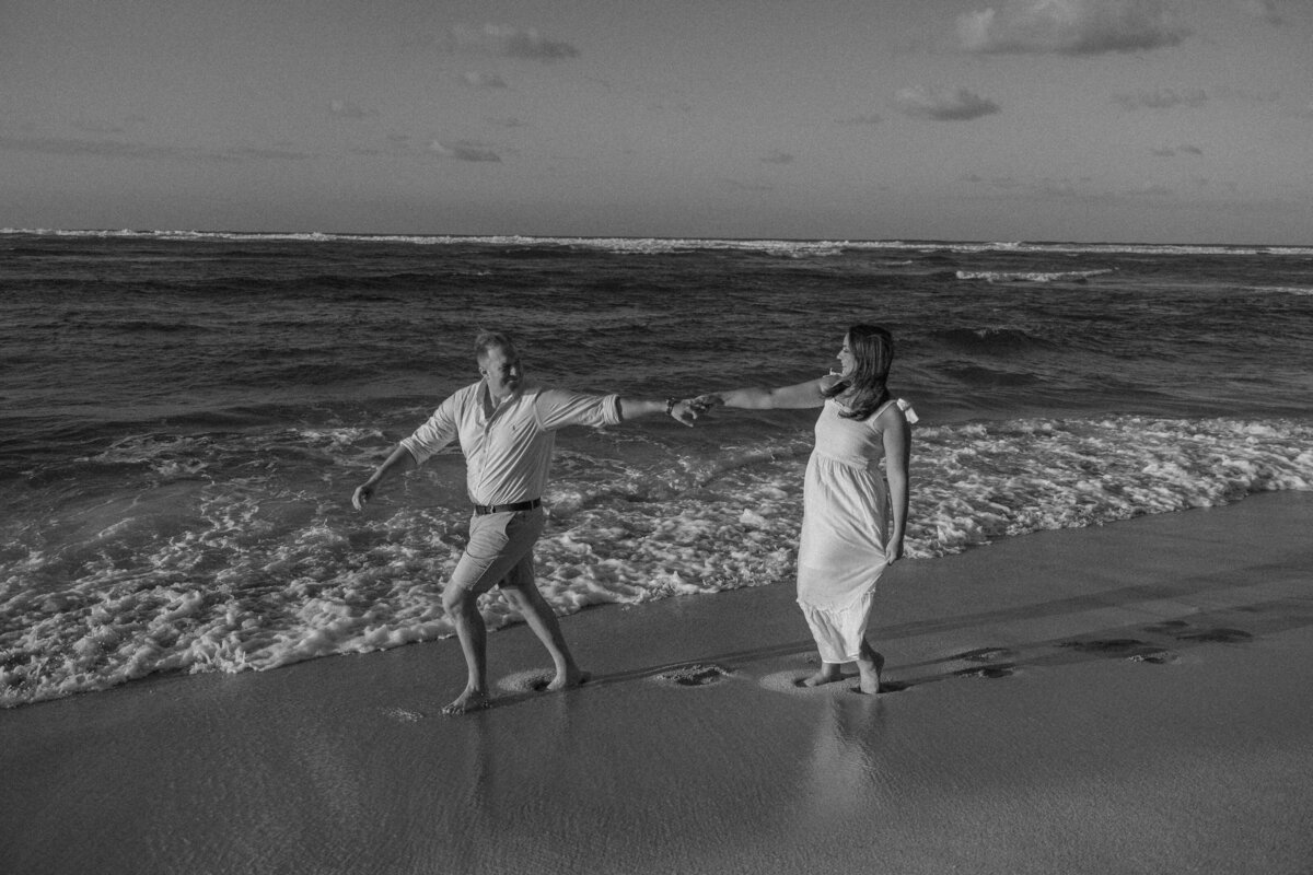 Oahu-North-shore-engagement-photos-39