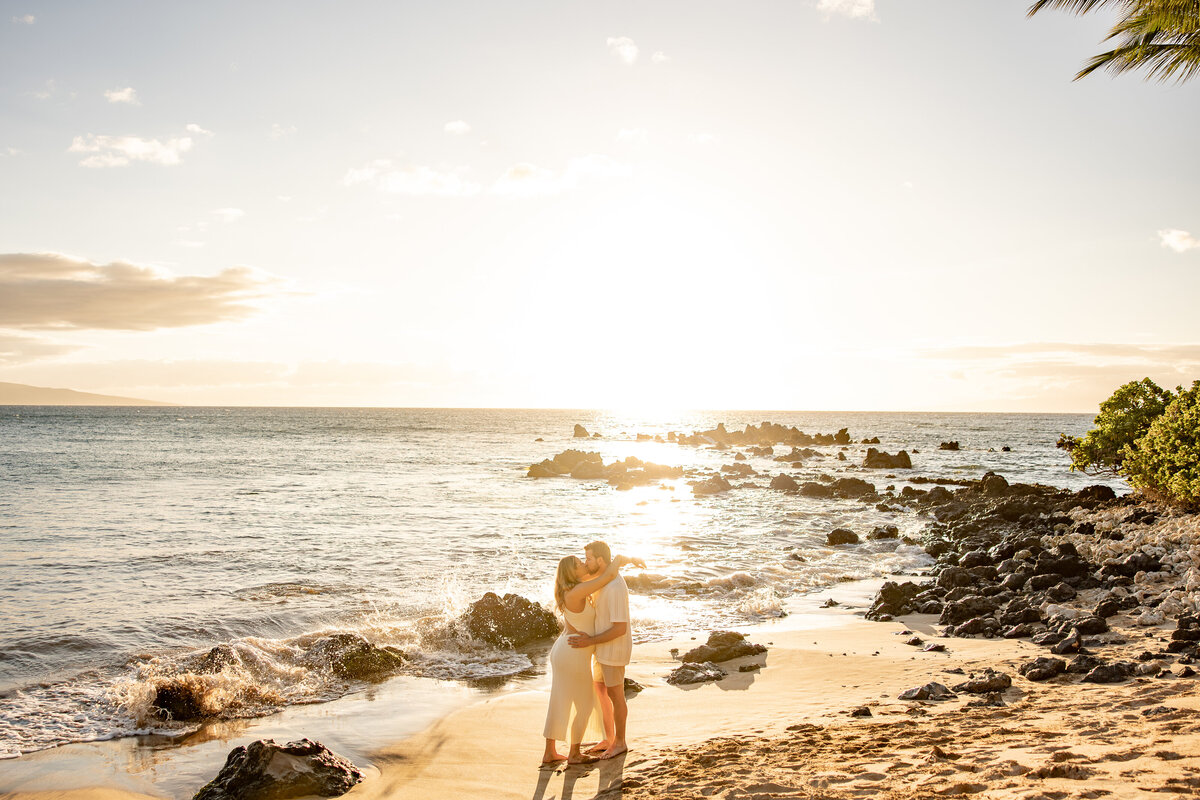 Maui Couples Photographer captures sunset maternity pictures