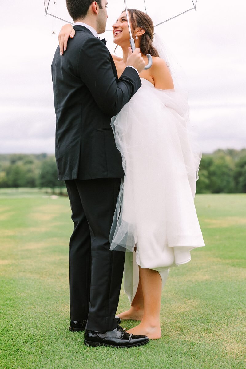 bride-and-groom-rainy-umbrella-evansville-country-club22