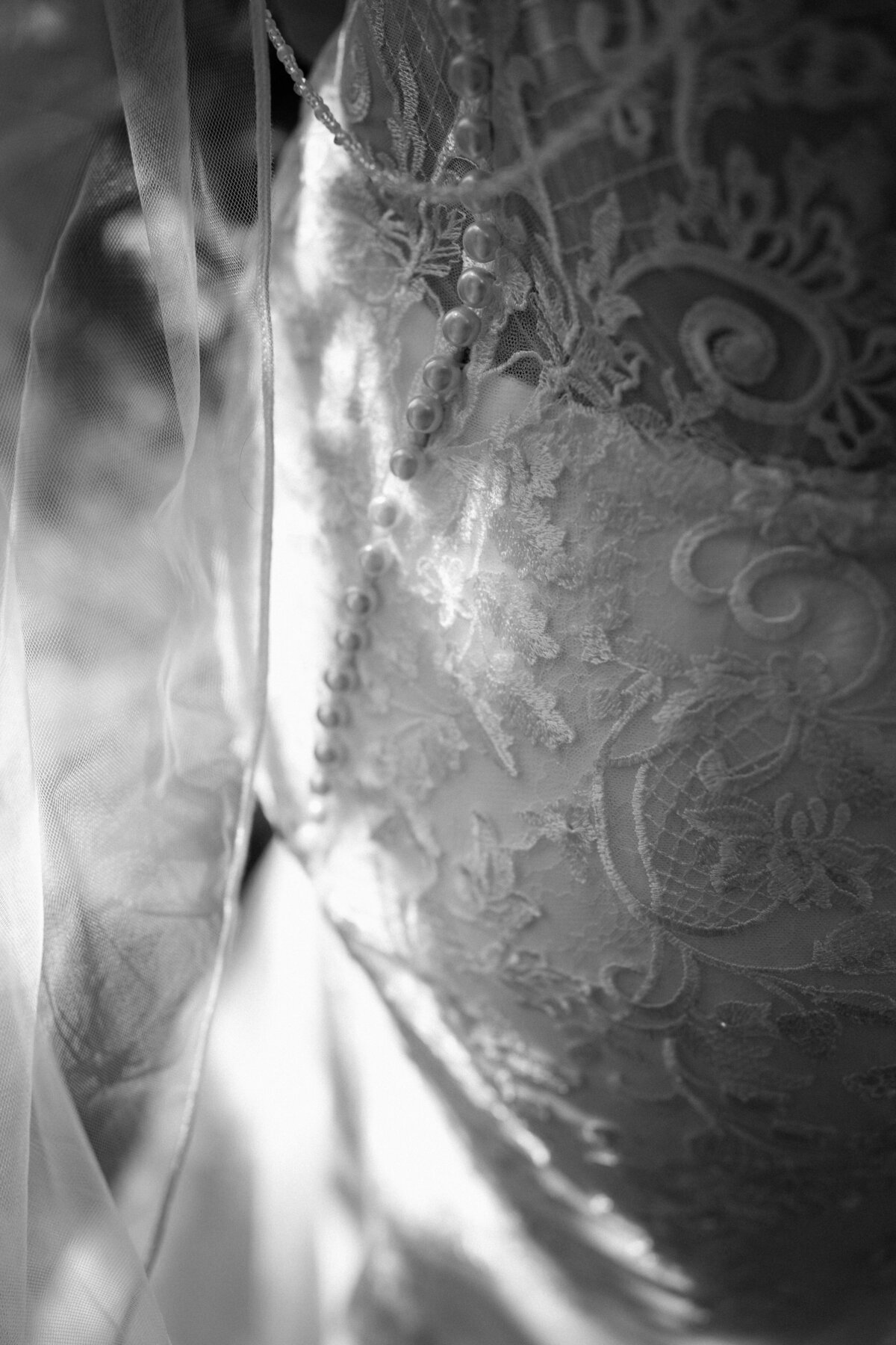 rouwfotograaf legt intieme bruiloft vast bij In de Kas bij Winnsen – detail knoopjes 