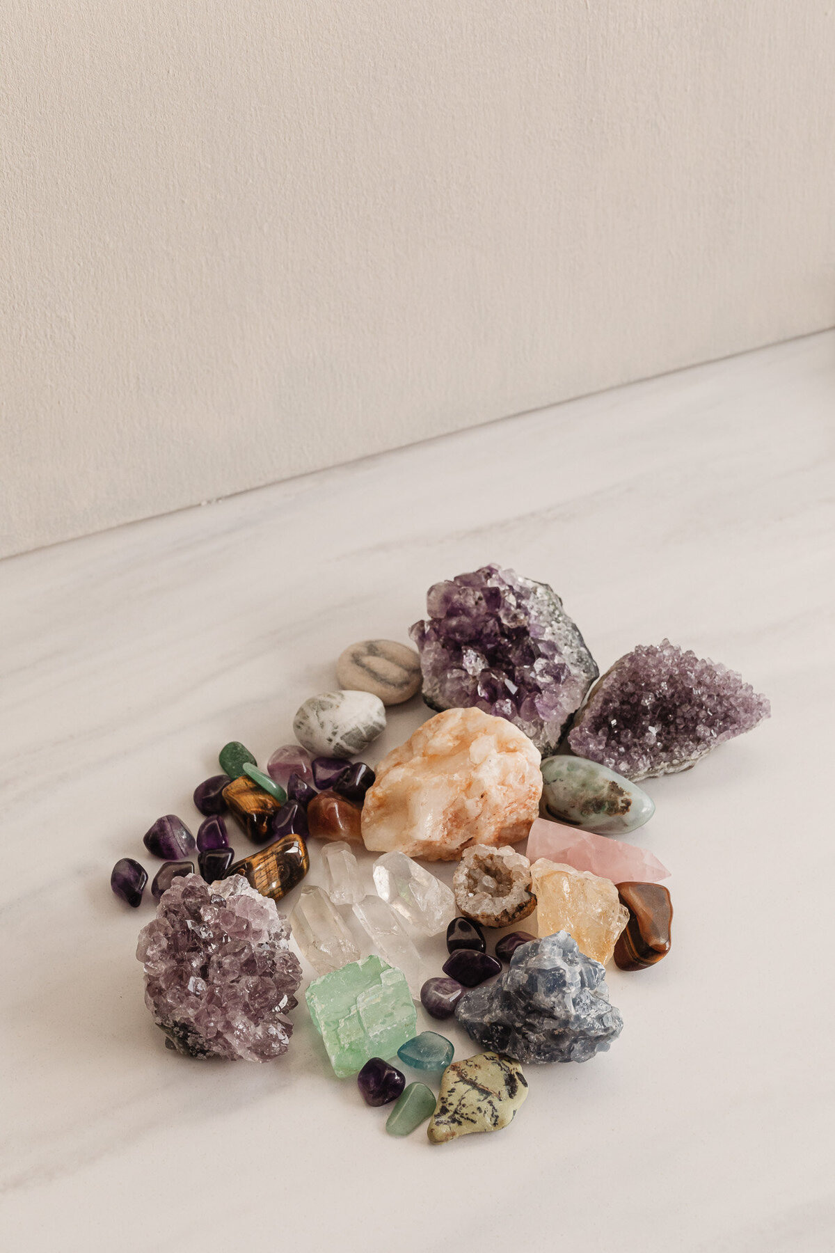kaboompics_stone-and-crystals-collection-self-care-healing-28510