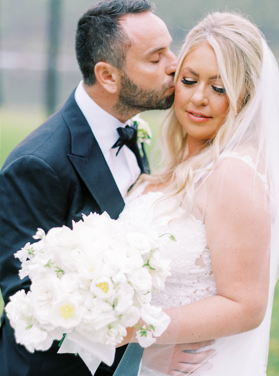 groom-bride-white-bouquet