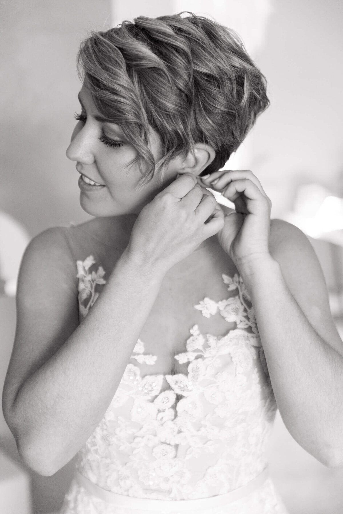 phoenix-scottsdale-arizona-destination-wedding-bride-earrings-short-hair
