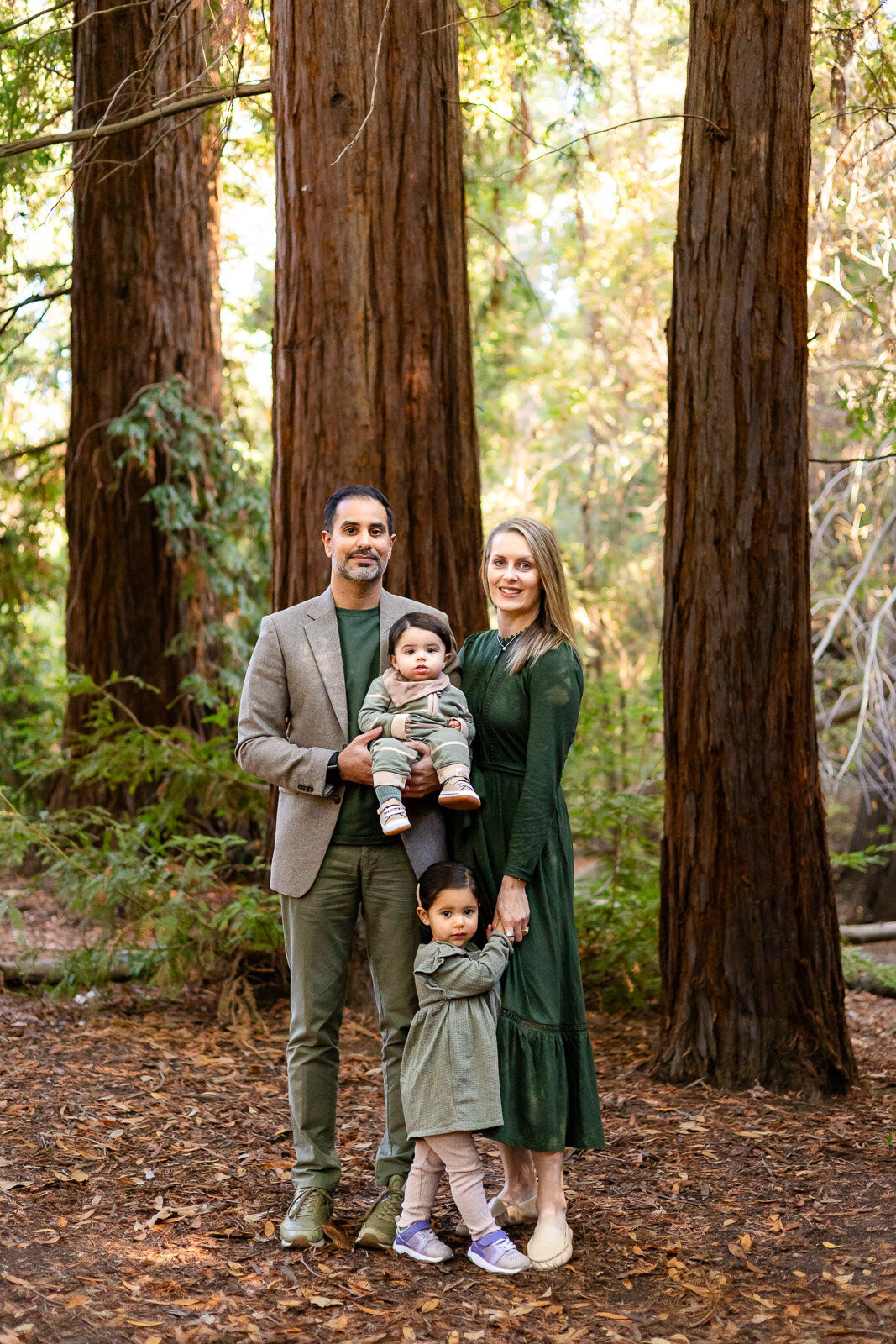Family in green tones surrounded by tall redwood trees in Palo Alto – Bay Area Family Portfolio – Ellobelle Photography