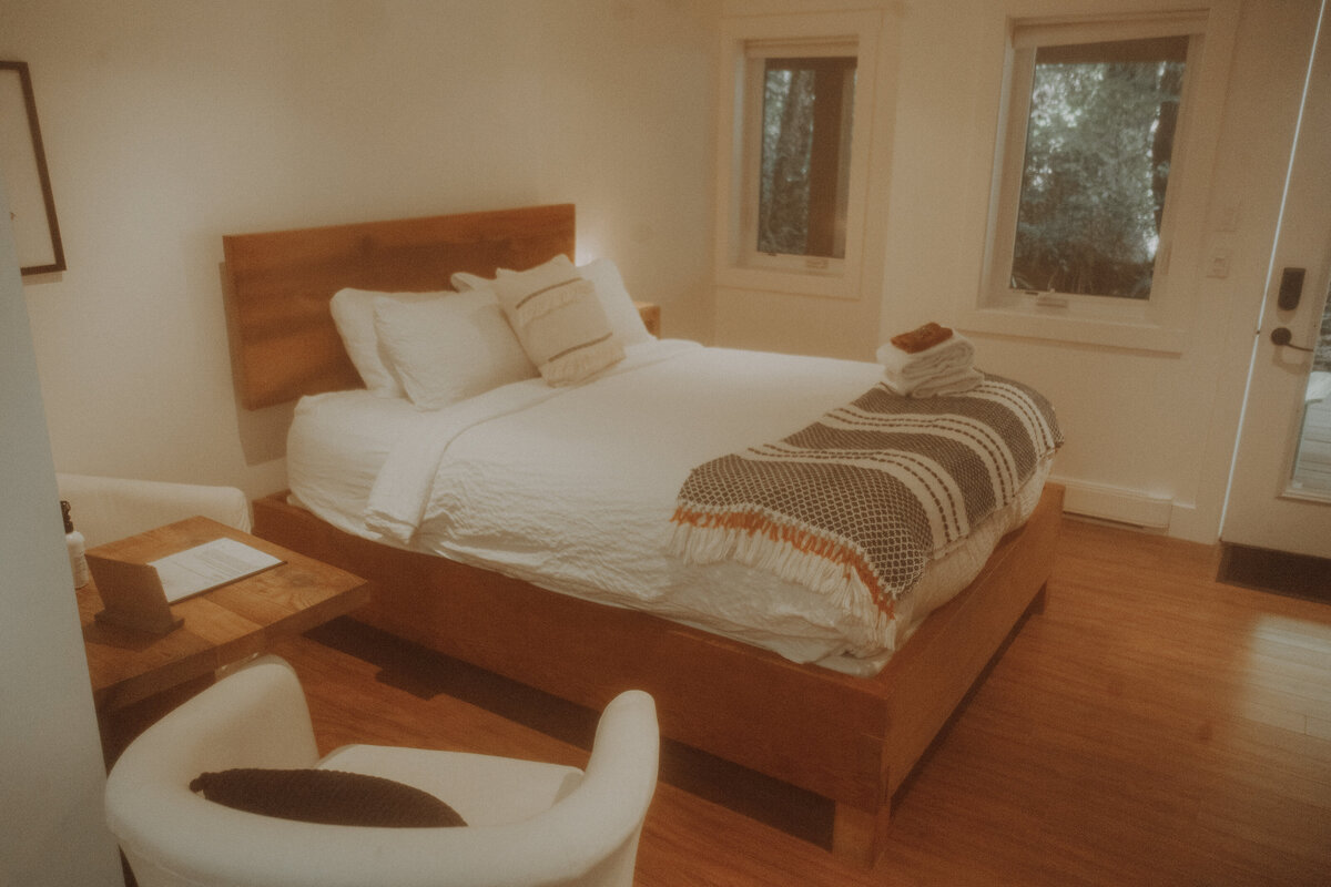 Sleepy Bear Guest House Airbnb Photography Session Ucluelet British Columbia 45454