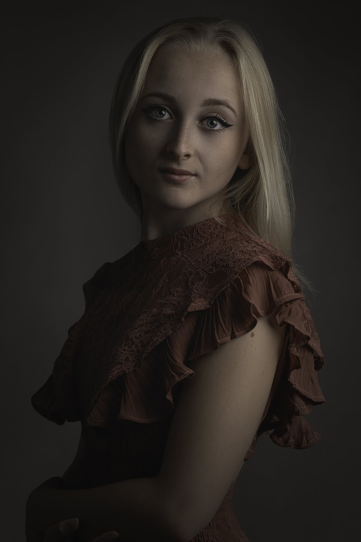 Studio Ace Photography Zaltbommel tijdloos portret van jonge dame in rode speelse jurk met blond haar 