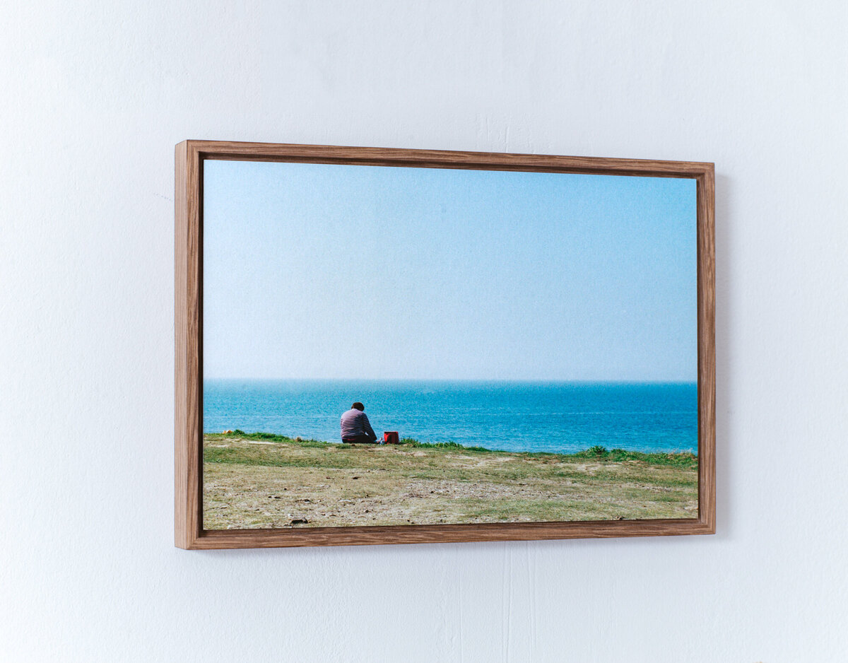 Woman-at-coastline_Shop_Lichter
