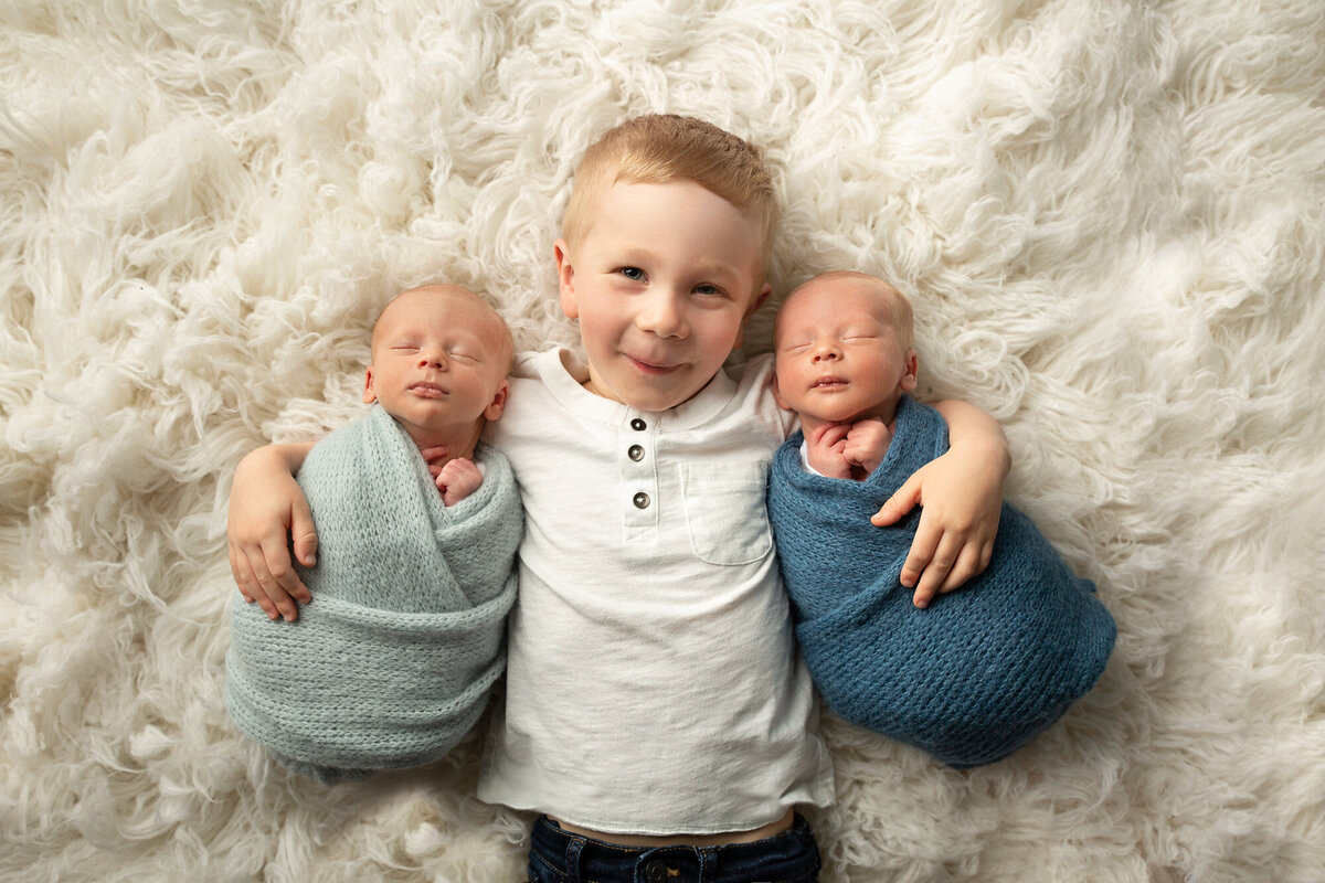 best-columbus-ohio-newborn-baby-near-dublin-hilliard-powell-delaware-grove-city-dayton-beavercreek-photographer-twins-identical-twin-brothers-amanda-estep-photography