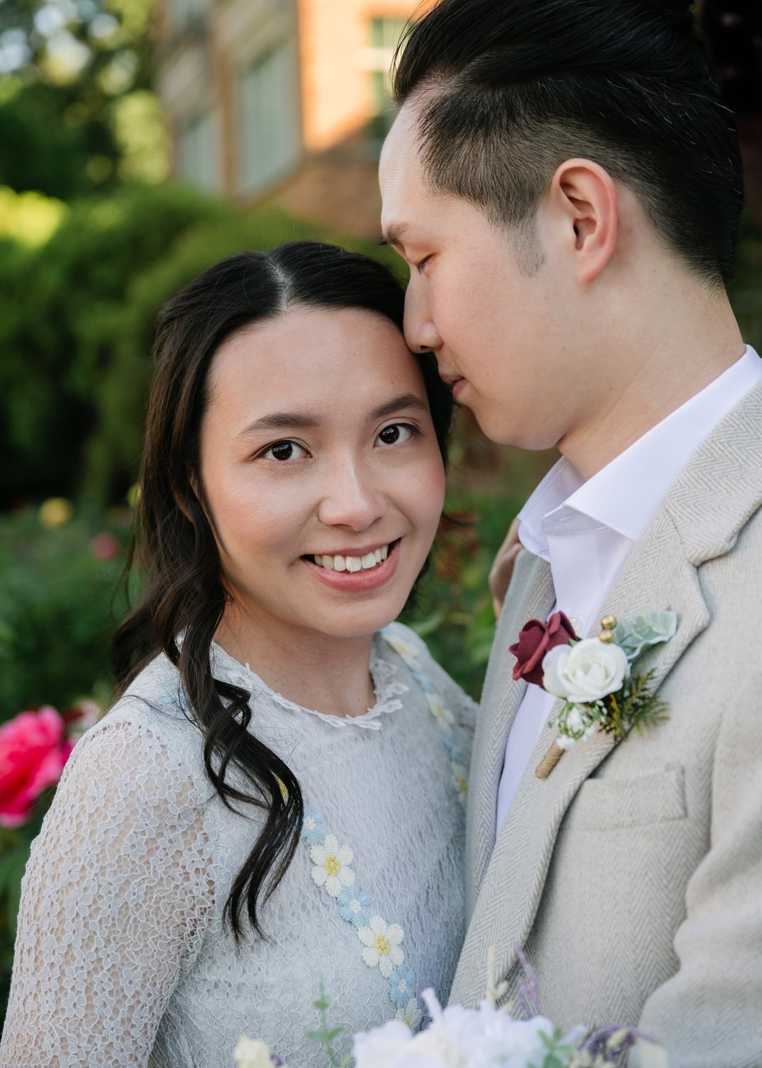 elopement couple university of washington rose garden