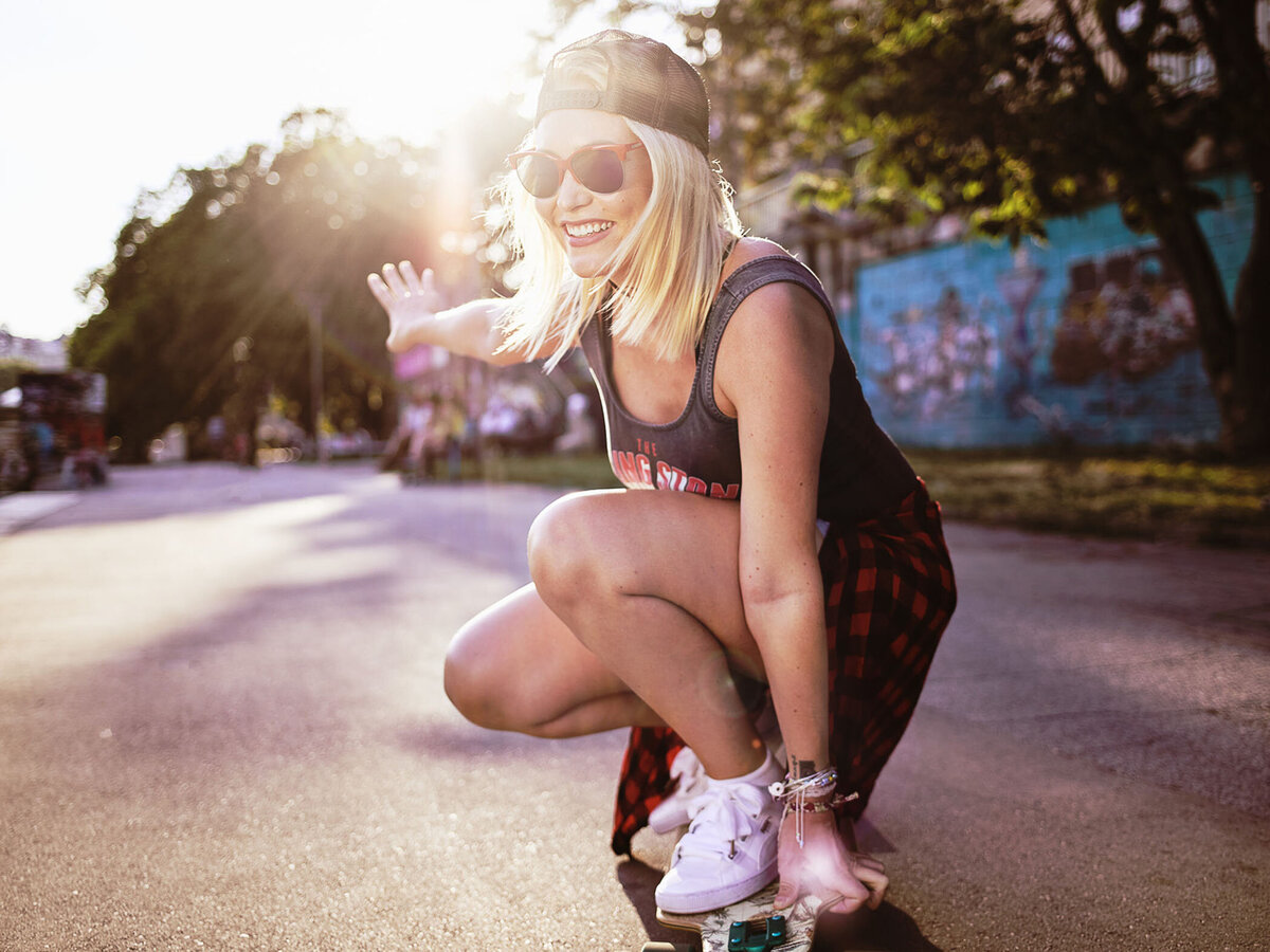 Lebendiges Lifestyleportrait einer Skateboarderin in Wien – Atelier Schulte fängt Energie, Freude und urbanen Spirit für moderne Markenkommunikation ein.