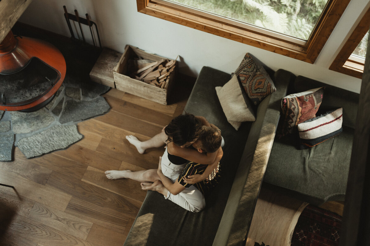 casualcouplesinhomesessionkansascityphotographer-15